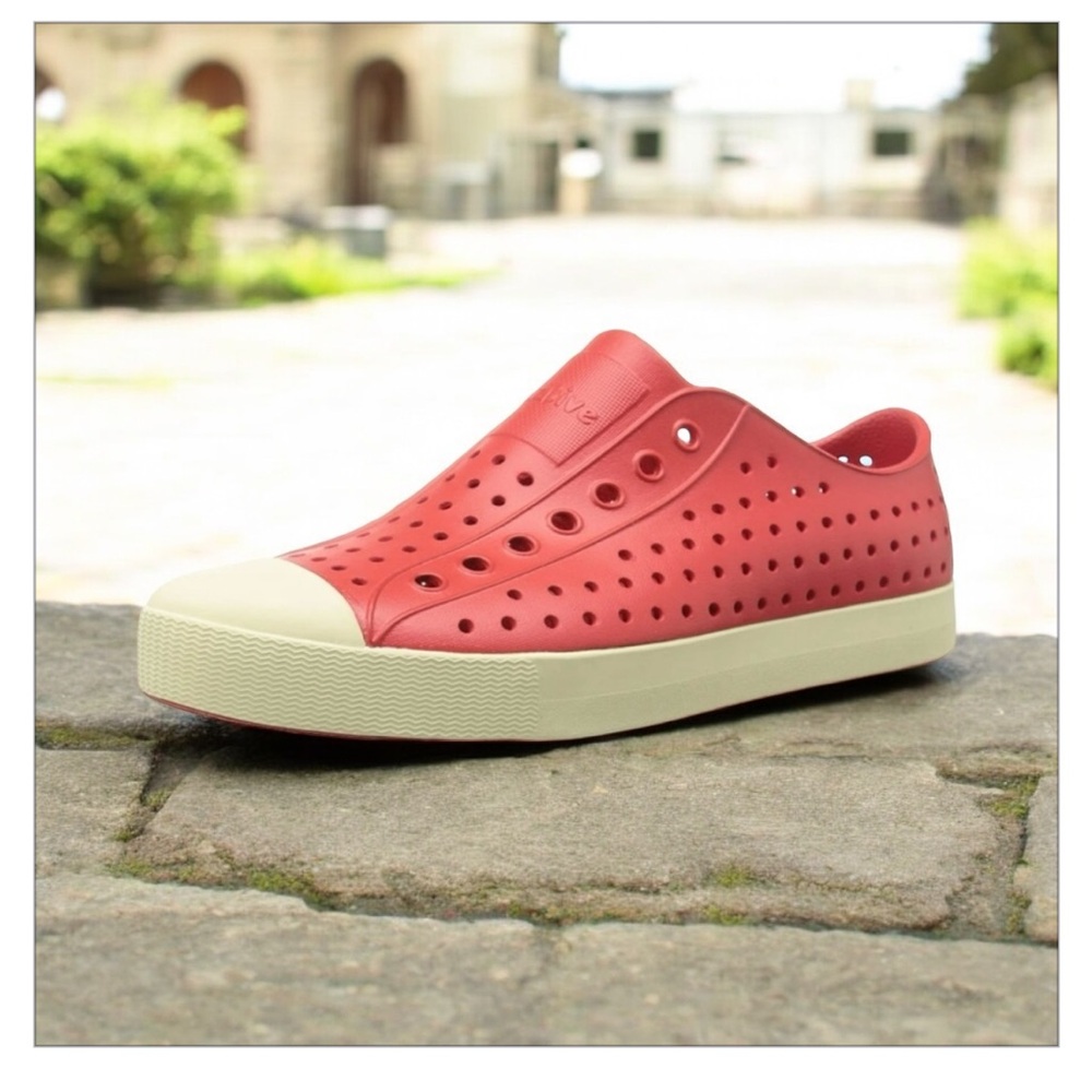 Native Jefferson Slip-On Sneaker-Torch Red-EUC -Sz 5 ❤️☀️​